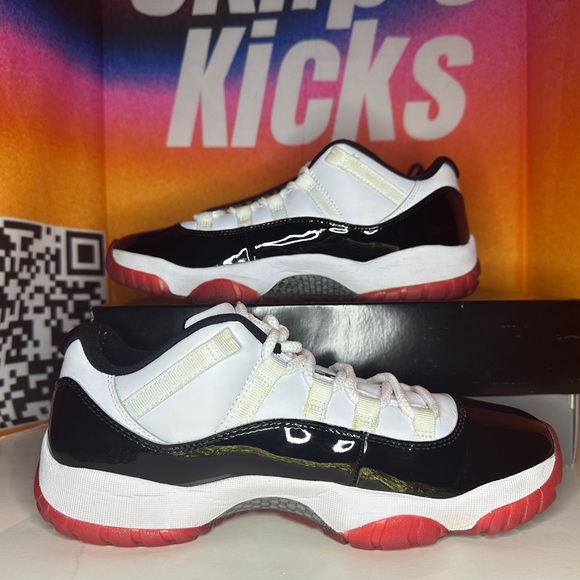 Jordan 11 Retro Low Concord-Bred Size 9.5M Pre-loved - Picture 3 of 7